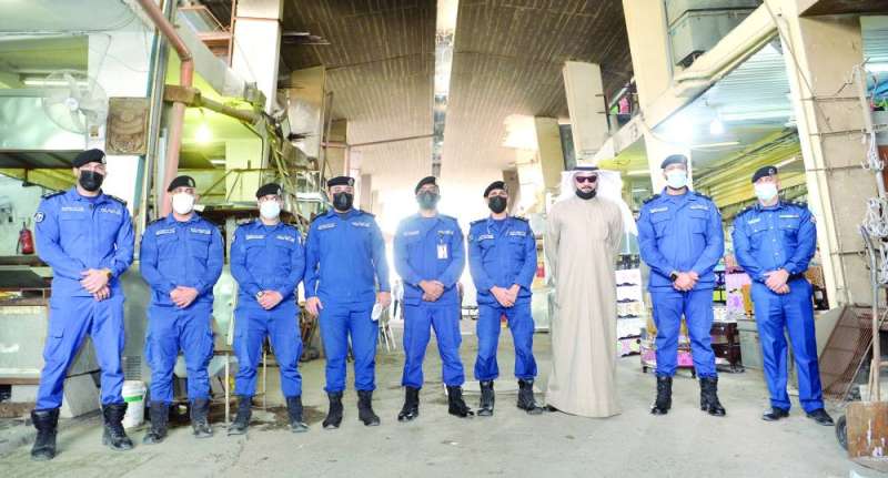 لقطة جماعية للمشاركين في الحملة على السوق