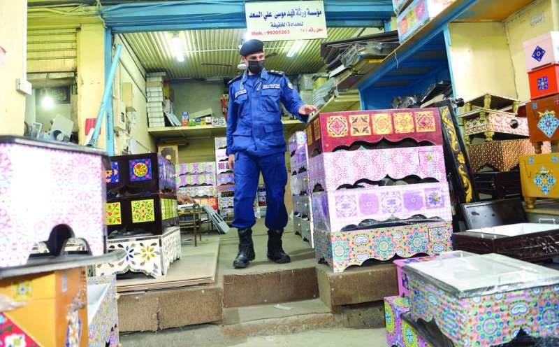 العتيقي بين صناديق الزينة المخالفة