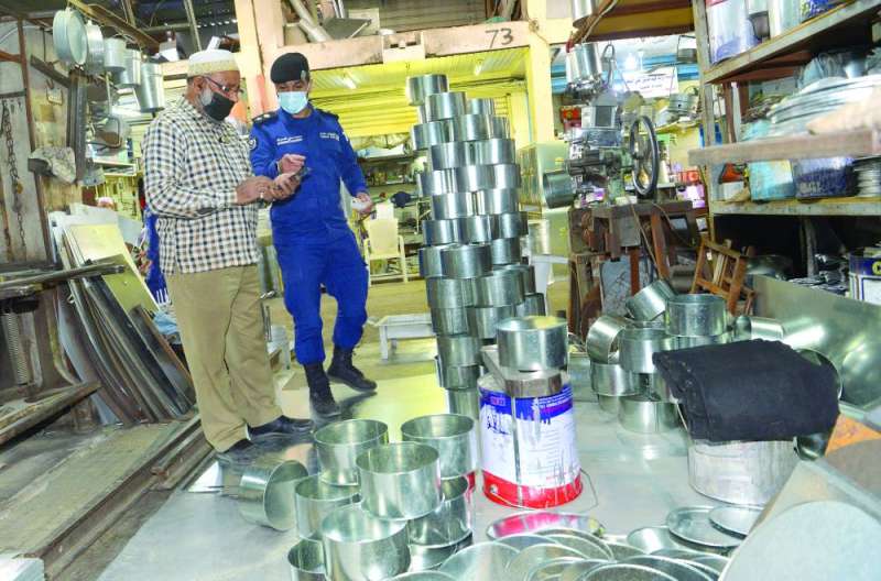 تفقد أحد المحال في السوق 	 (تصوير نايف العقلة)