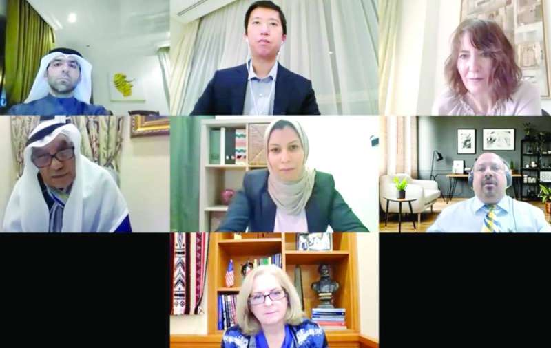 السفيرة الأميركية والناطقون بالحلقة النقاشية عبر التصوير المرئي