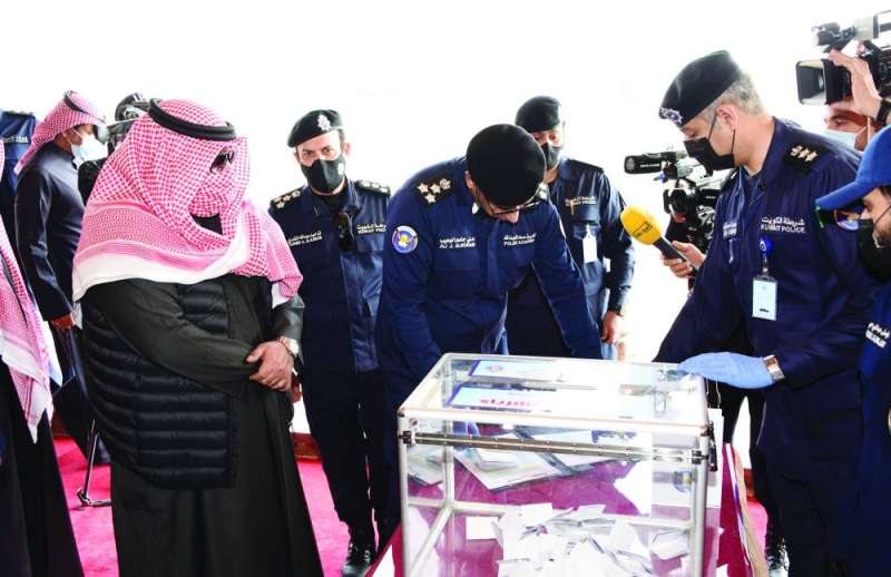 العلي مشرفاً على سحب قرعة أحد التخصصات