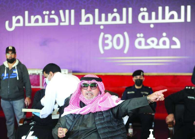 وزير الداخلية متحدثاً إلى الطلبة الضباط عقب القرعة في الأكاديمية	 (تصوير سعود سالم)