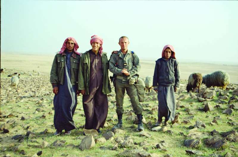 الجنرال فرانسوا مع عدد من الشباب في الصحراء السعودية 