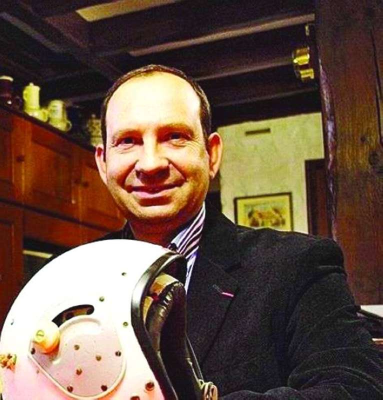 ألين مهان مع خوذته 