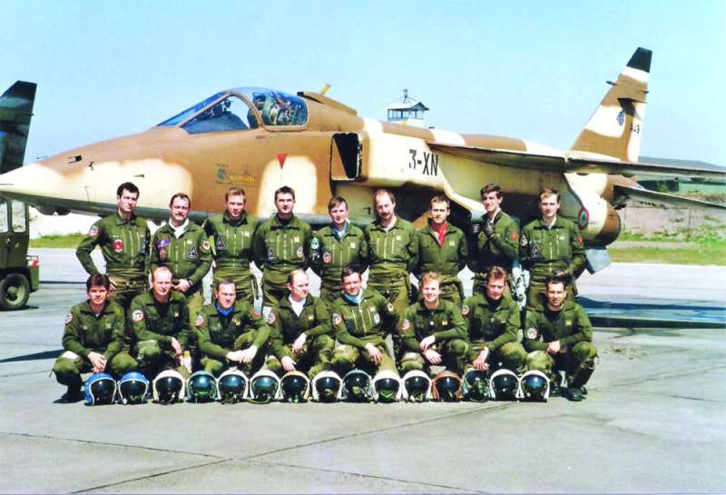 ألين ميهان مع رفاقه 