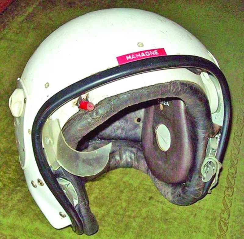 الرصاصة مستقرة في الخوذة 