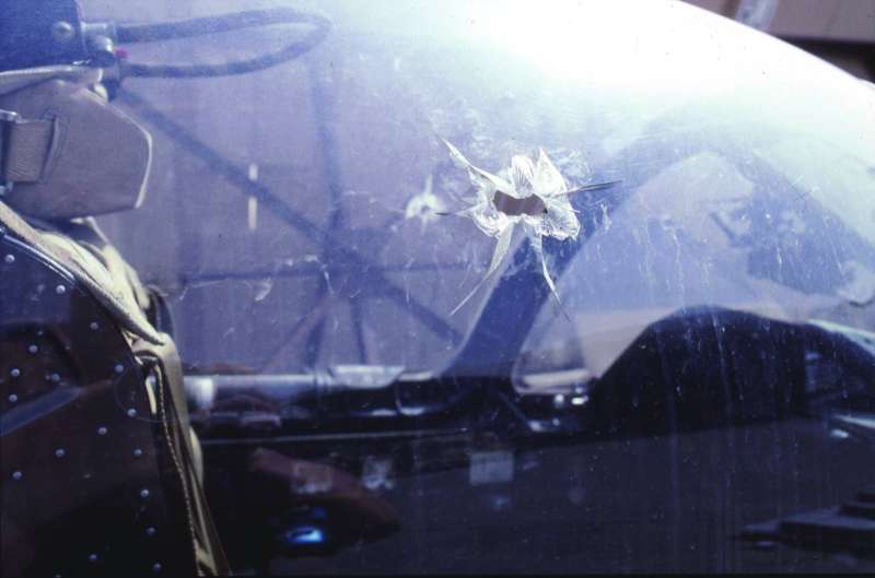 أثر الطلقة التي عبرت قمرة القيادة 