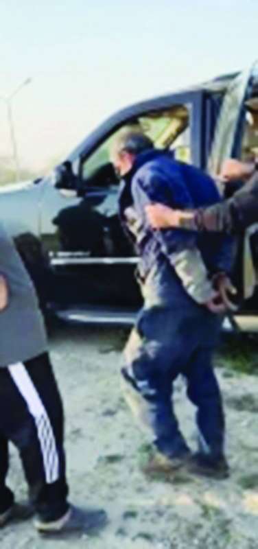 أحد المتسللين بعد ضبطه