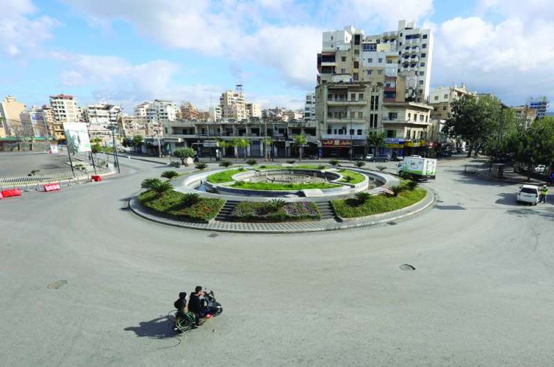 «كورونا» يخلي شوارع مدينة صيدا (رويترز)