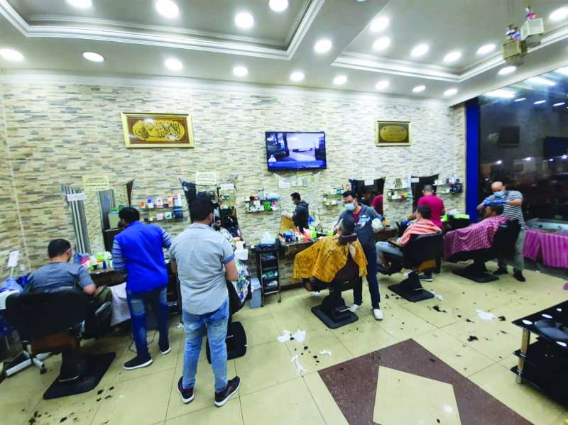 الحلاقون يرفضون تنفيذ أي صرعات غريبة يطلبها الزبون	(تصوير أسعد عبدالله)