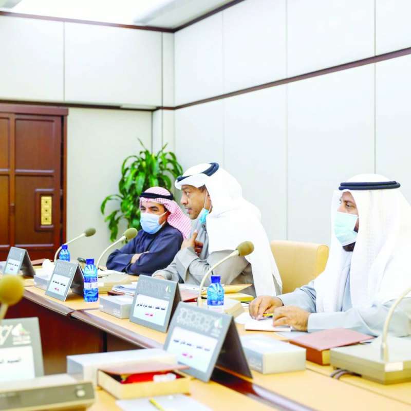 المطر مترئساً اجتماع اللجنة التعليمية