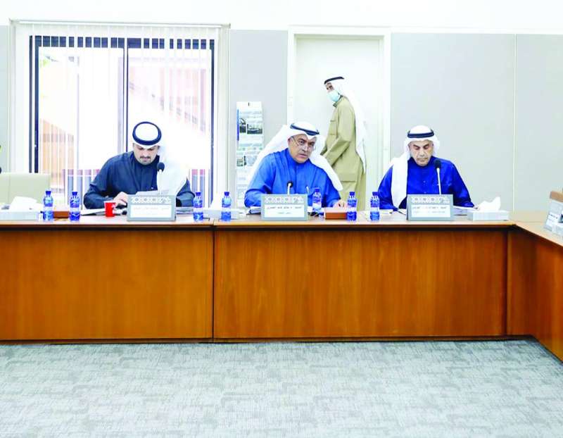 العنزي متوسطاً الساير والطريجي في اجتماع اللجنة التشريعية