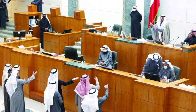 الغانم يرد على النواب شارحاً أسباب رفع الجلسة 	(تصوير أسعد عبدالله)