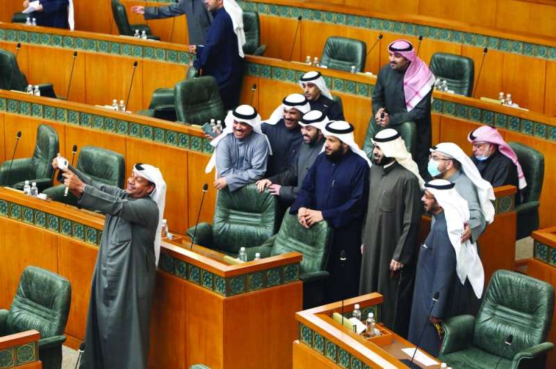 سيلفي يلتقطه المطر مع مجموعة من النواب