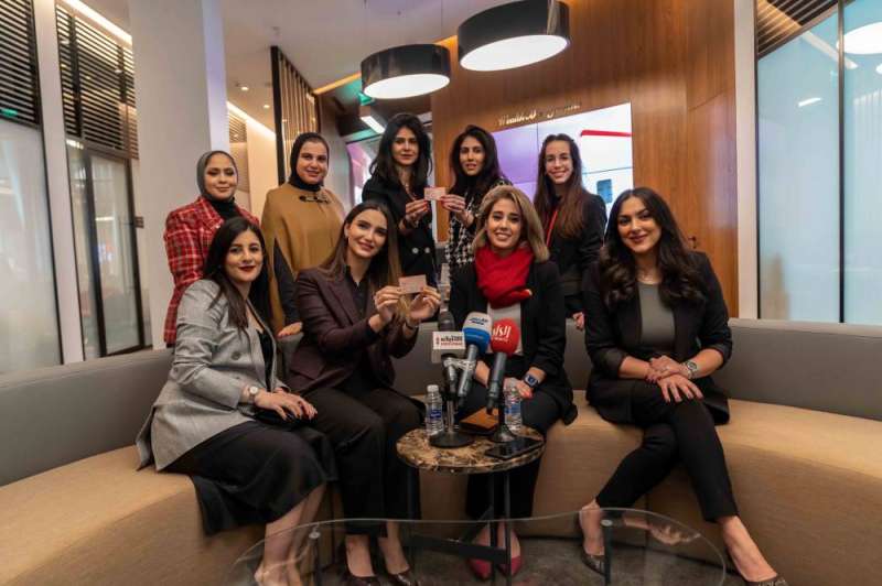 العيسى ولجين القناعي ومجموعة من موظفات «الخليج»