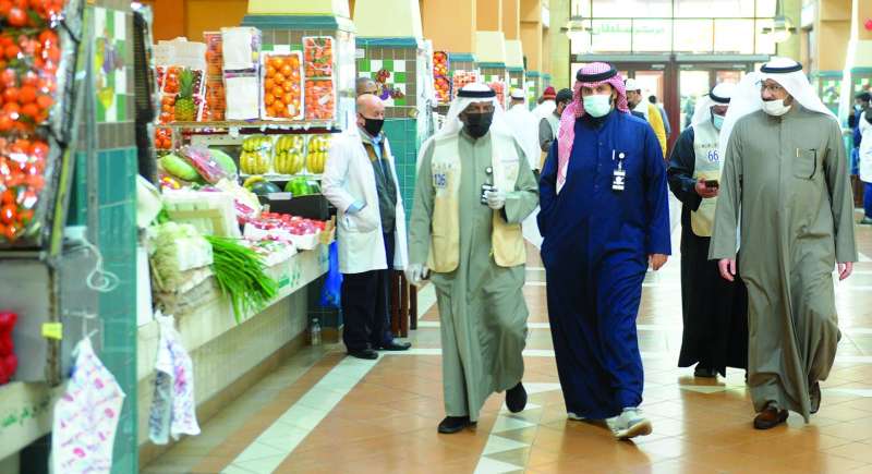 الجلال والمفتشون خلال الجولة في السوق ويرافقهم الزميل ناصر الفرحان