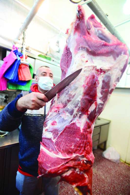 محل الجزارة والمعمل... مَنْ ينتصر في النهاية؟	(تصوير أسعد عبدالله)