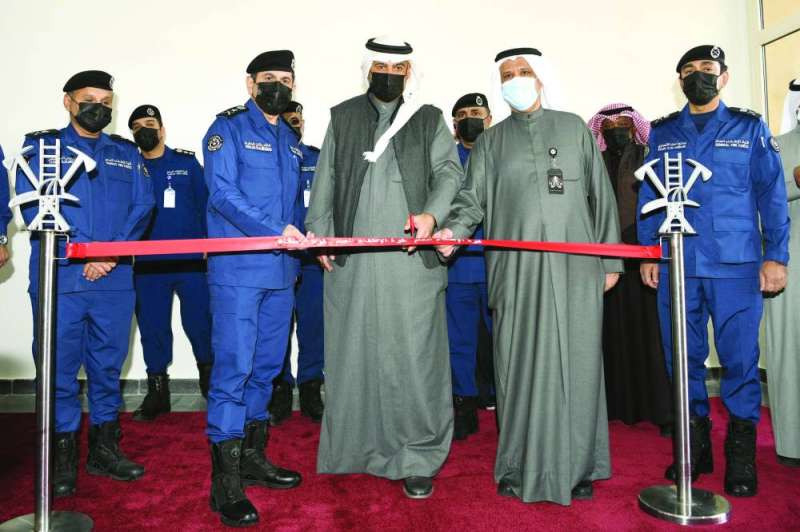 أنس الصالح يقص شريط الافتتاح