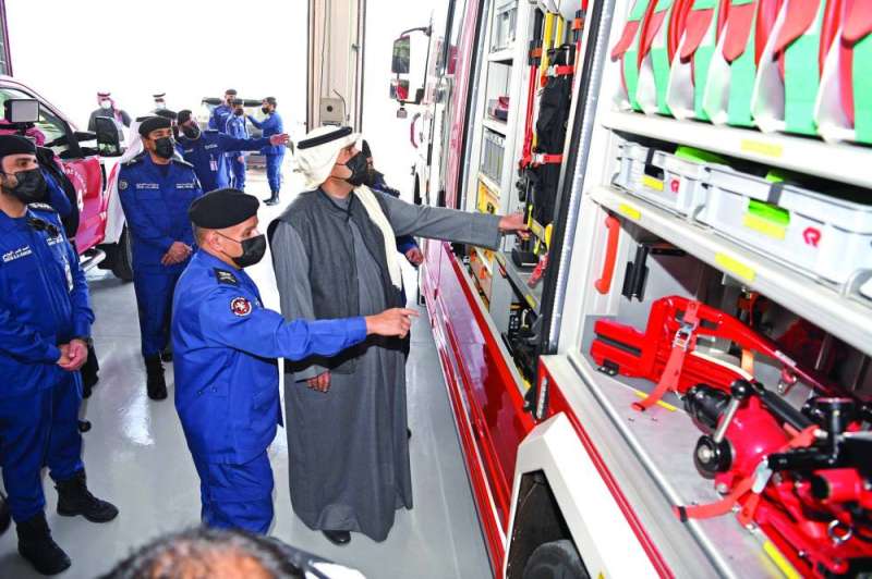 الوزير الصالح يتفقد المعدات والآليات بحضور قياديي «الإطفاء»	(تصوير نايف العقلة)