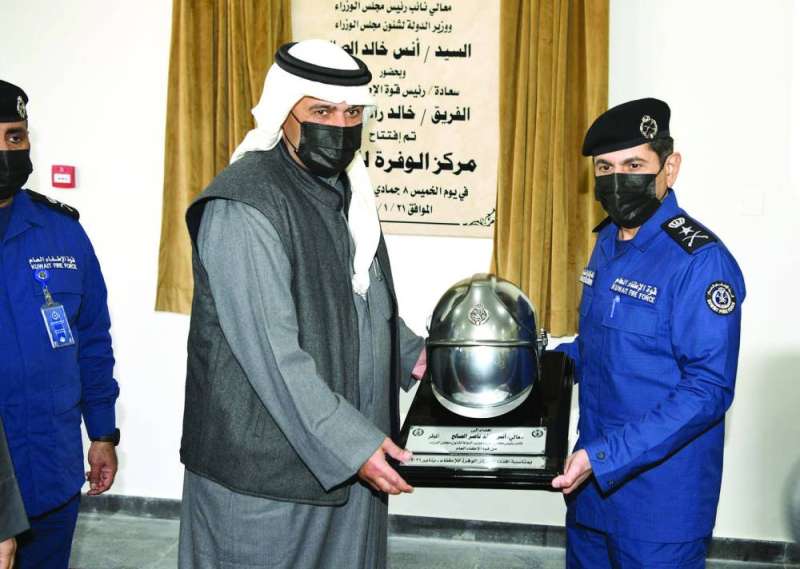 خوذة «الإطفائي»... هدية تذكارية من المكراد لأنس الصالح