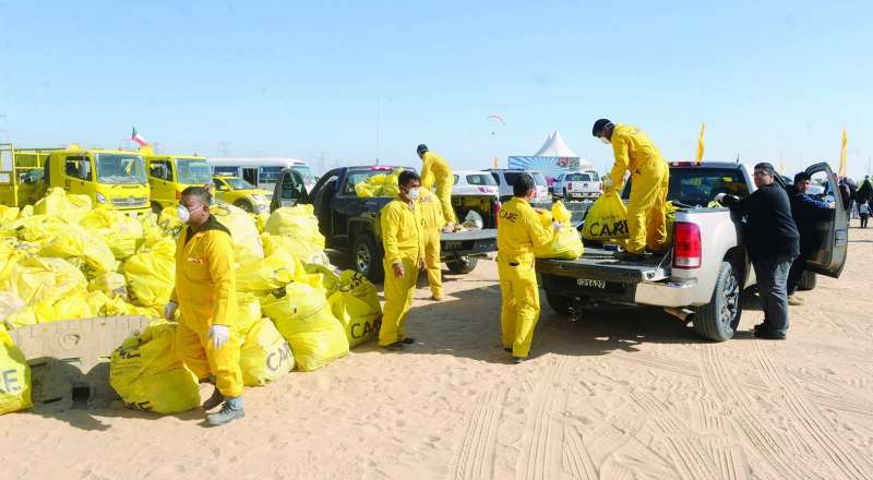 رجال البلدية يجمعون أكياس النفايات