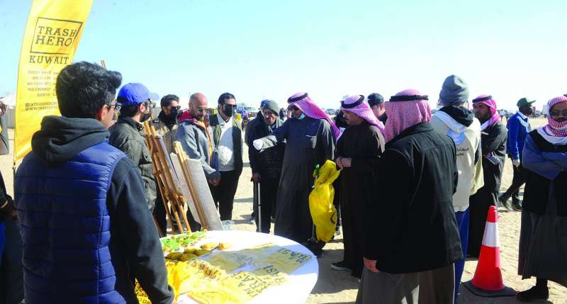 الرندي والقريفة والخراز والمتطوعون المشاركون في الحملة	(تصوير سعود سالم)