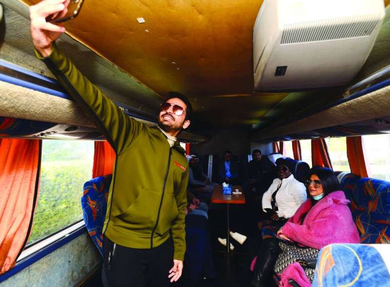 عبدالله بوفتين يلتقط «سيلفي» قبل بداية الجولة