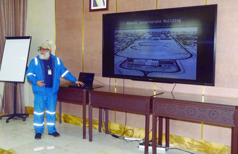 خالد الفيلكاوي يقدّم عرضاً تعريفياً للوفد