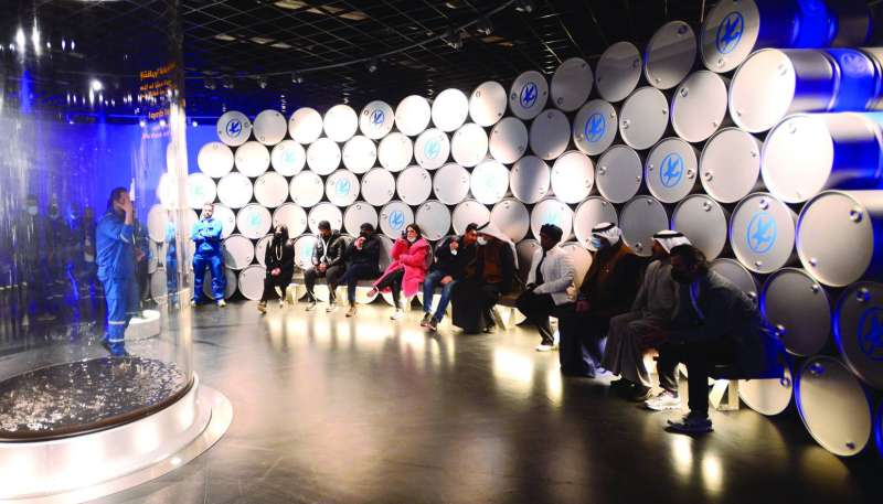 جولة في المنشآت	(تصوير أسعد عبدالله)