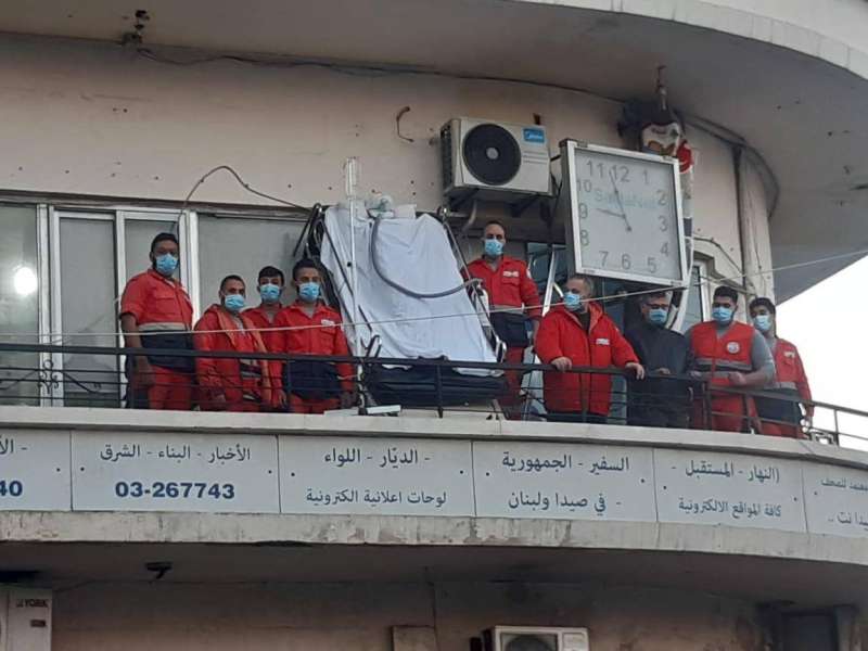 رفع مجسم لسرير عليه مريض افتراضي مصاب بـ«كورونا» في صيدا 