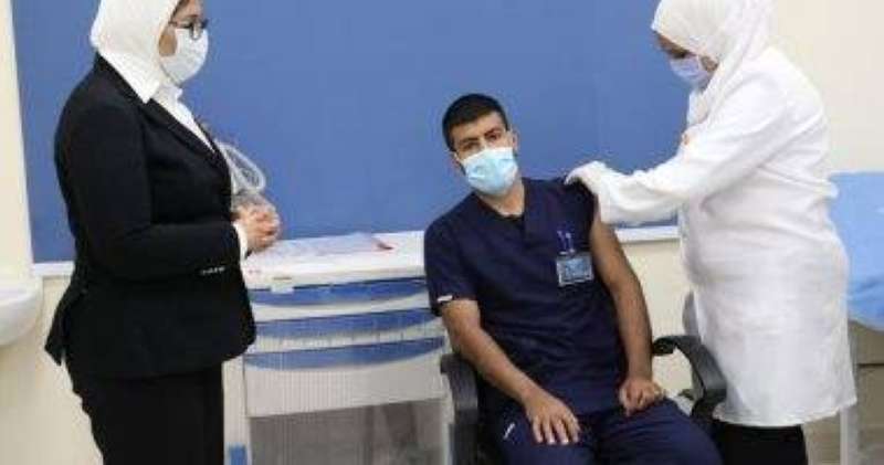 زايد تتابع حملة تطعيم الكادر الطبي في الإسماعيلية أمس 