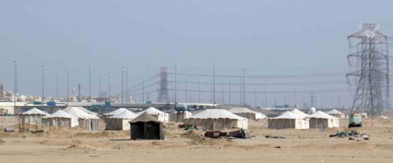 مخيمات مخالفة منتشرة بشكل عشوائي  (تصوير سعود سالم)