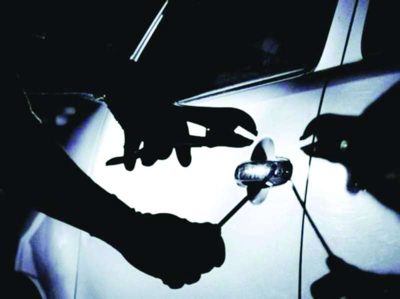 كسرها وسرقها 