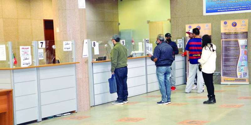 تباعد بين المراجعين... ولا زحام      		  (تصوير نايف العقلة)