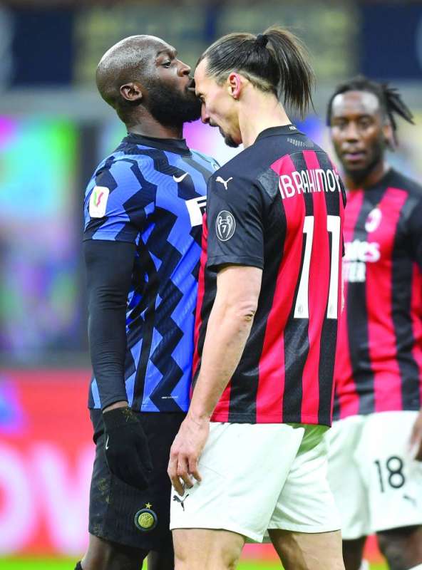 زلاتان إبراهيموفيتش وروميلو لوكاكو خلال المشادة بينهما 	(رويترز)