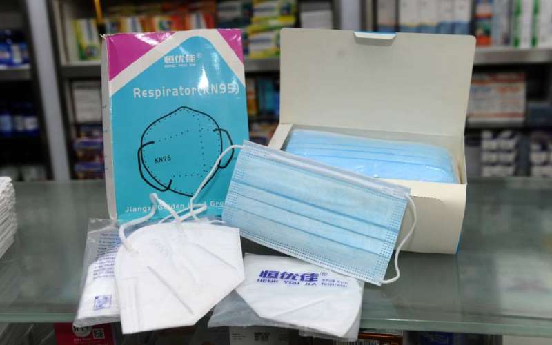 كمامات عادية وأخرى من نوع «N95» (تصوير سعود سالم)