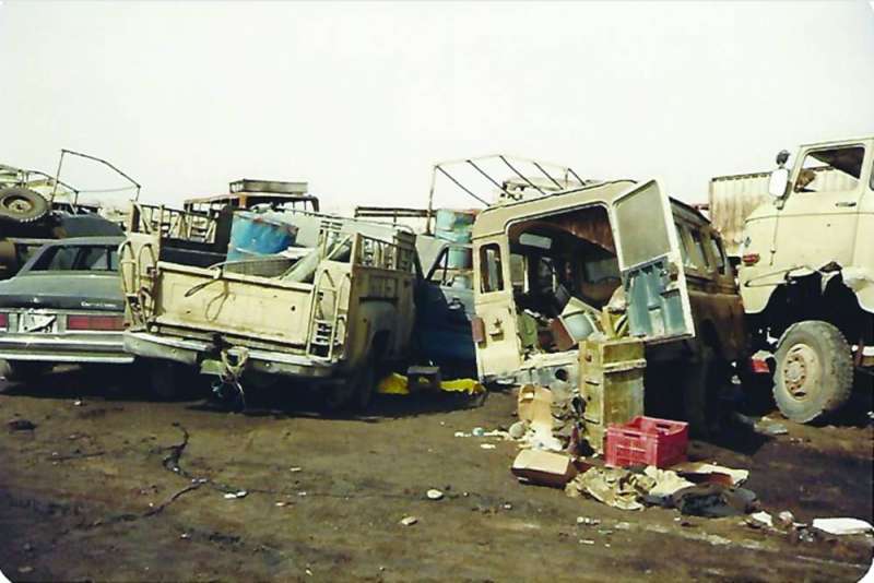 سيارات عسكرية ومدنية مقصوفة ومدمرة أثناء الانسحاب