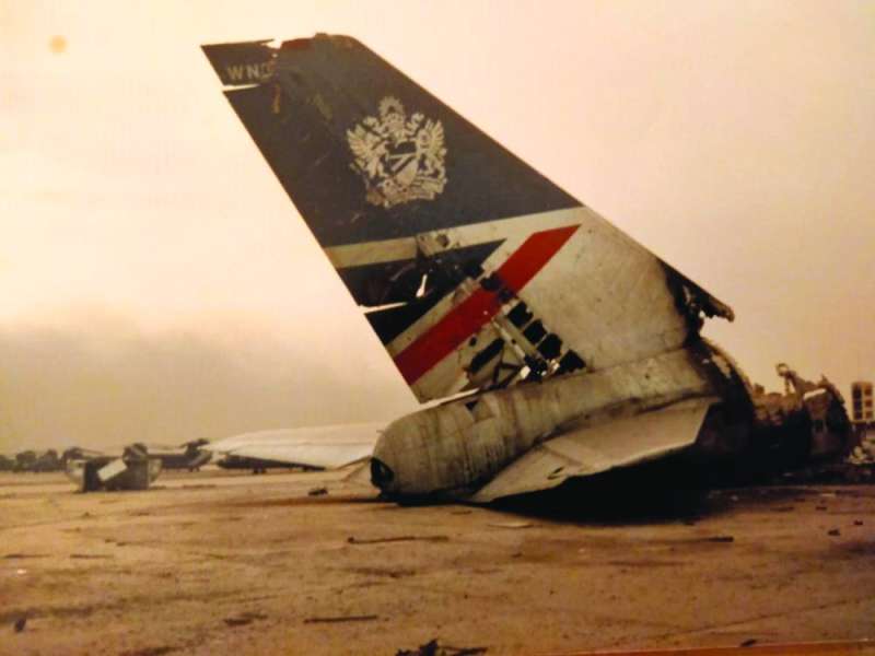 بقايا لطائرة مدمرة في مطار الكويت