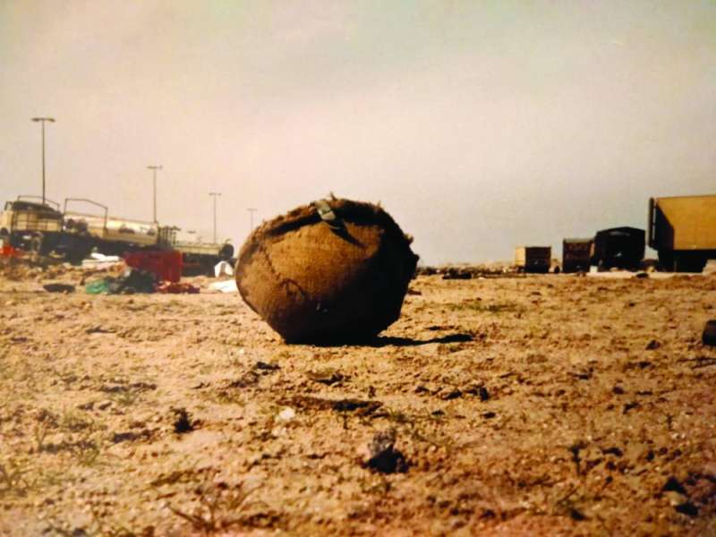 خوذة لجندي عراقي تركها على قارعة الطريق قبل الانسحاب