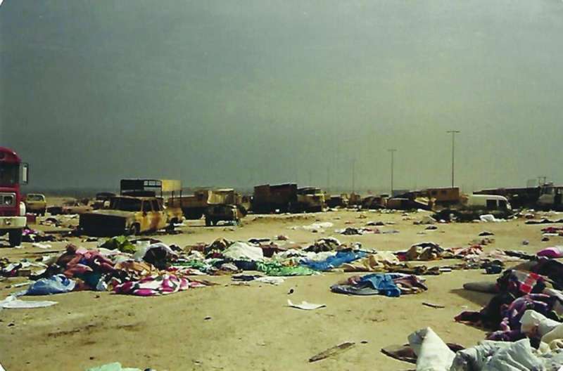 الأواني المنزلية والملابس المبعثرة على قارعة الطريق