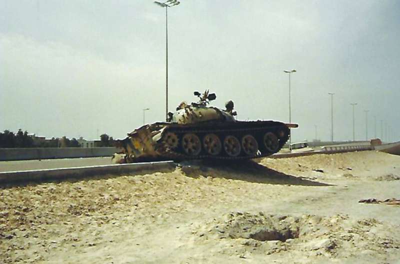 إحدى الدبابات العراقية التي تركت على جانب الطريق