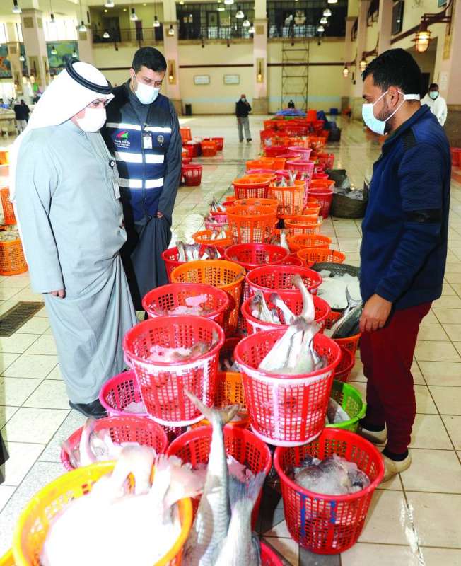 الرشيدي يتفقد سلال السمك قبيل عرضها في المزاد