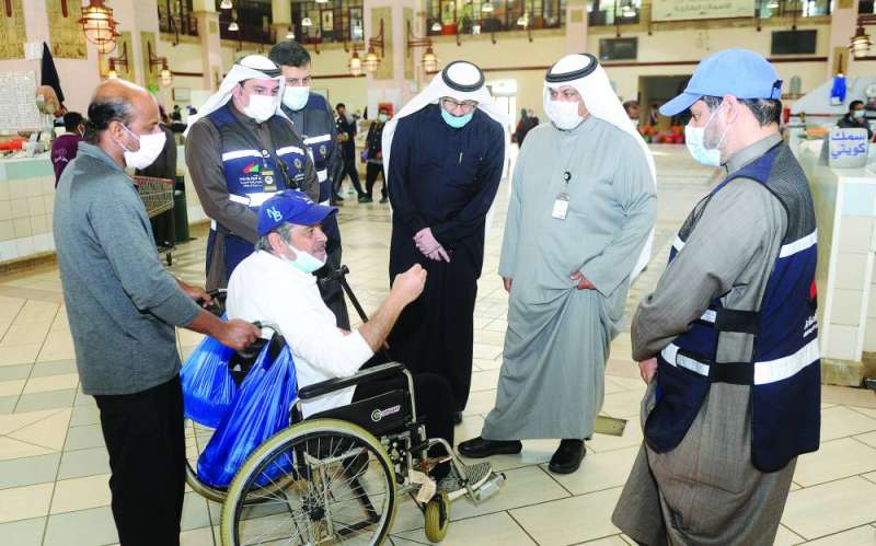 أحد المستهلكين يقدم شكواه لمسؤولي «التجارة»