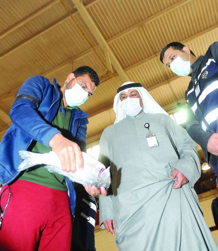 عيد الرشيدي يتفحص صلاحية الأسماك