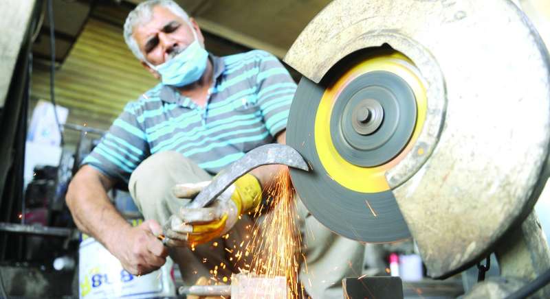 سنّ السيف ليكون جاهزاً للبيع	(تصوير سعود سالم)