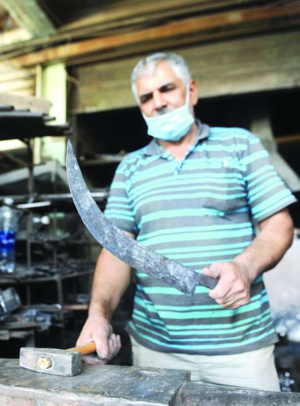 السيف أصبح سلاحاً تقليدياً في هوشات الشباب