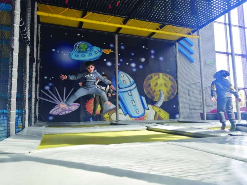 طفلان يلعبان في غرفة القفز خلال فترة الافتتاح القصيرة 	(تصوير نايف العقلة)