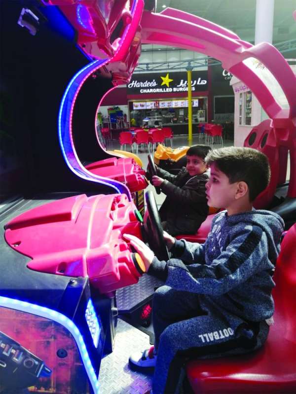 طفلان يقودان لعبة