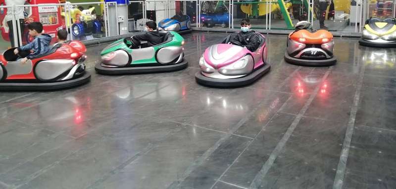 أطفال في إحدى صالات الألعاب