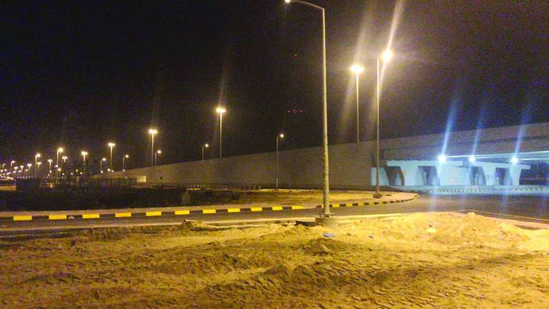 أحد التقاطعات التي افتتحتها «الطرق» فجر أمس